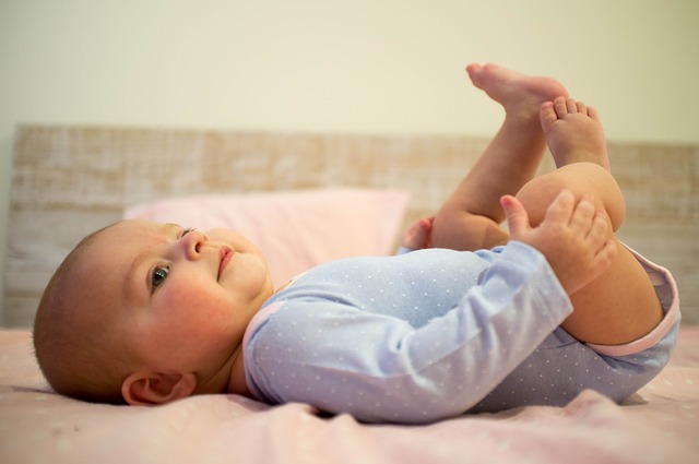 赤ちゃんが脚を広げるポーズ、開排位